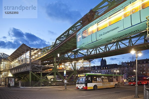 Schwebebahn  Wagen WSW GTW Generation 15  Bahnhof Oberbarmen  Wuppertal  Nordrhein-Westfalen  Deutschland  Europa