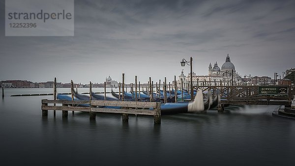 Gondeln im Canale di San Marco  an der Hinterkirche Santa Maria della Salute  Lagune von Venedig  Venetien  Italien  Europa