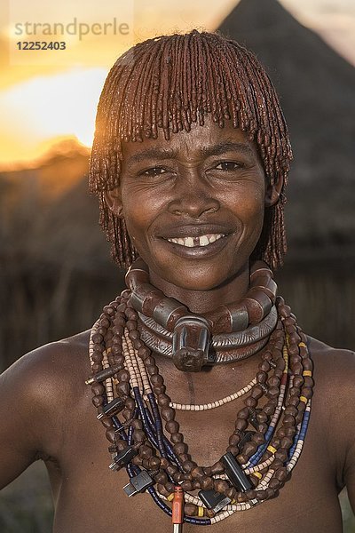 Verheiratete Frau vom Stamm der Hamer mit Halskette bei Sonnenuntergang  Porträt  Turmi  Region der südlichen Nationen  Nationalitäten und Völker  Äthiopien  Afrika