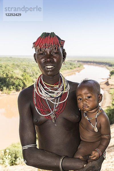 Junge Frau mit Baby  mit Kopf und Halskette  Check Tribe  Omo River  Southern Nations Nationalities and Peoples' Region  Äthiopien  Afrika