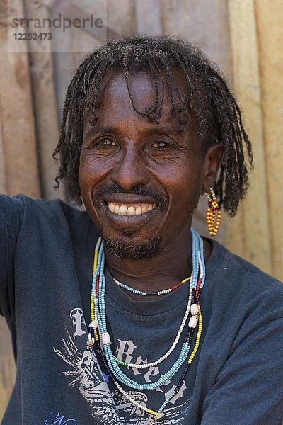Mann  ca. 40 Jahre  Porträt  Stamm der Hamer  Turmi-Markt  Region der südlichen Nationen und Völker  Äthiopien  Afrika