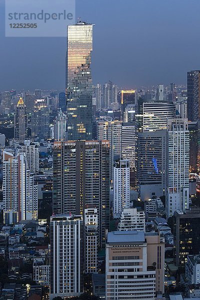 Blick vom Lebua State Tower auf Wolkenkratzer  mit Mahanakhon Tower  Abenddämmerung  Bang Rak District  Bangkok  Thailand  Asien
