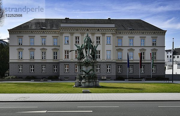 Kaiser-Wilhelm-Denkmal vor dem Justizministerium  Martin-Luther-Platz  Düsseldorf  Nordrhein-Westfalen  Deutschland  Europa