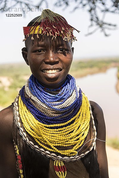 Junge Frau mit traditionellem Schmuck  Portrait  Karo Stamm  Omo River  Region der südlichen Nationen Nationalitäten und Völker  Äthiopien  Afrika