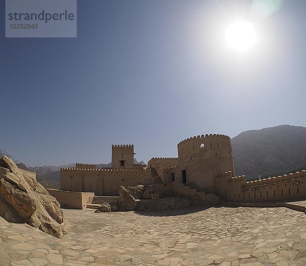 Festung Nakhl mit Rundturm und Zinnen  Nakhl  Oman  Asien