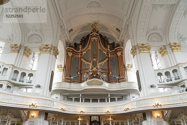 Orgelempore mit Kirchenorgel  Hauptkirche St. Michaelis oder Michel  Hamburg  Deutschland  Europa