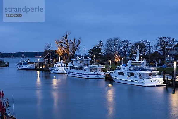 Ostseehafen mit Booten in der Abenddämmerung  Niendorf  Timmendorfer Strand  Lübecker Bucht  Schleswig-Holstein  Deutschland  Europa