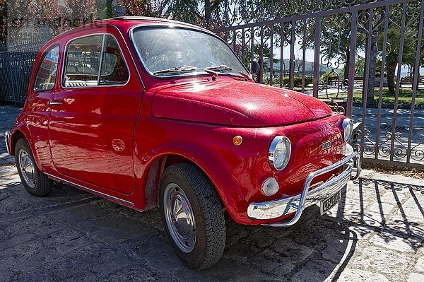 Roter FIAT Nuova 500 L  Cinquecento  Oldtimer  Molise  Italien  Europa