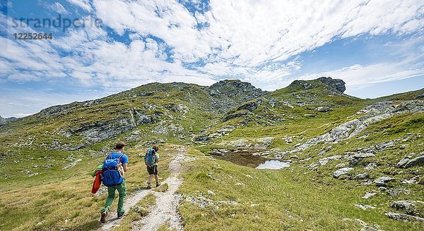 Zwei Wanderer an einem kleinen See  Schladminger Höhenweg  Schladminger Tauern  Schladming  Steiermark  Österreich  Europa