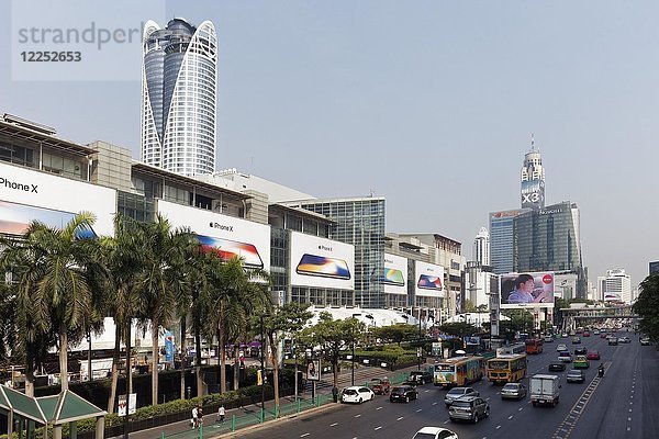 Autoverkehr auf der Ratchadamri Road  links Central World Shopping Center  Pathum Wan  Bangkok  Thailand  Asien