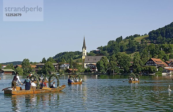 Männer in Tracht auf festlich geschmückten Plätzen  Holzboote  auf dem Schliersee  Blick auf Schliersee mit St. Sixtus  Alt-Schlierseer-Kirchtag  Schliersee  Oberbayern  Bayern  Deutschland  Europa