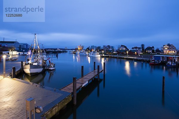 Ostseehafen mit Booten in der Abenddämmerung  Niendorf  Timmendorfer Strand  Lübecker Bucht  Schleswig-Holstein  Deutschland  Europa