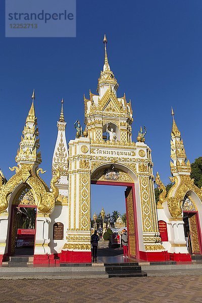 Eingangstor zum Chedi des Wat Phra That Phanom  Tempelanlage in Amphoe That Phanom  Provinz Nakhon Phanom  Isan  Thailand  Asien