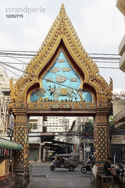 Goldenes Portal an der Charoen Krung Road  Eingang zu einem buddhistischen Tempel  Bangkok  Thailand  Asien