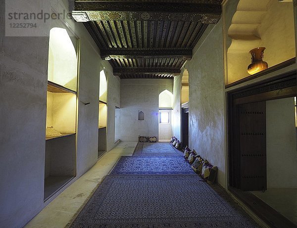 Interieur mit Teppich  Schloss Jabrin  Region Dakhliyah  Oman  Asien