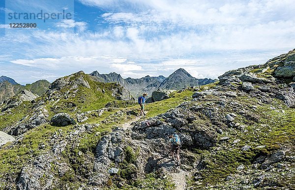Zwei Wanderer auf dem Schladminger Höhenweg  Schladminger Tauern  Schladming  Steiermark  Österreich  Europa