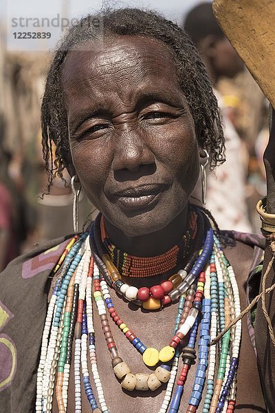 Verheiratete ältere Frau vom Stamm der Arbore  Porträt  Turmi  Äthiopien  Afrika