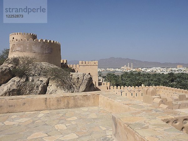 Ausblich von Festung Nakhl auf Stadt Nakhl mit Palmenoase  Nakhl  Oman  Asien