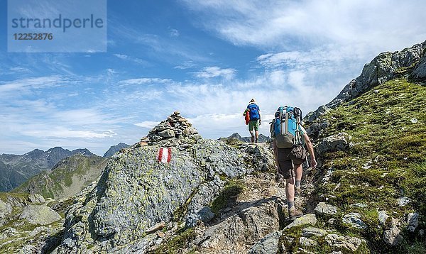 Zwei Wanderer auf dem Schladminger Höhenweg  Schladminger Tauern  Schladming  Steiermark  Österreich  Europa