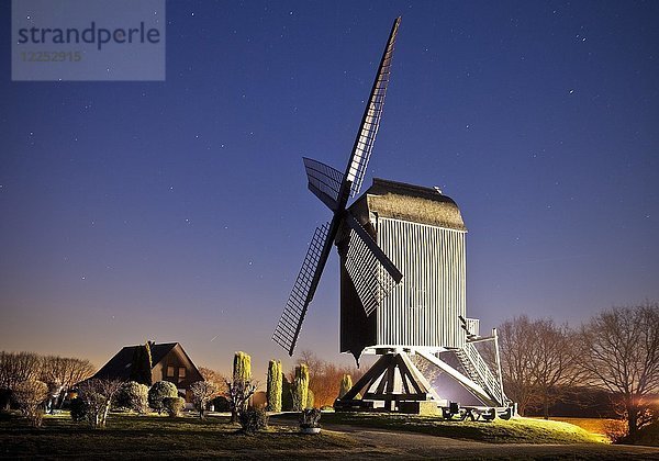 Beleuchtete Kastenbockwindmühle  historische Windmühle  mit Sternenhimmel  Tönisberg  Kempen  Niederrhein  Nordrhein-Westfalen  Deutschland  Europa
