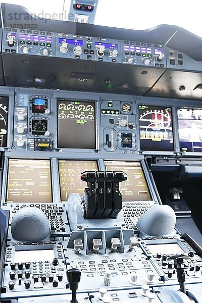 Triebwerke  Mittelkonsole  Instrumente  Cockpit  Airbus  A380-800  Lufthansa