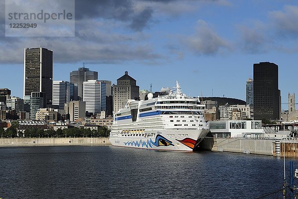 Kreuzfahrtschiff Aida Diva  Alter Hafen mit Skyline  Montreal  Provinz Quebec  Kanada  Nordamerika