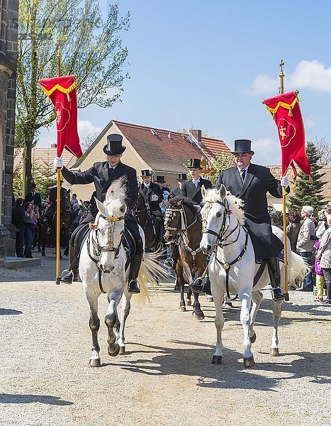 Sorbische Männer reiten auf geschmückten Pferden  traditionelles Osterreiten am Ostersonntag  Radibor  Sachsen  Deutschland  Europa