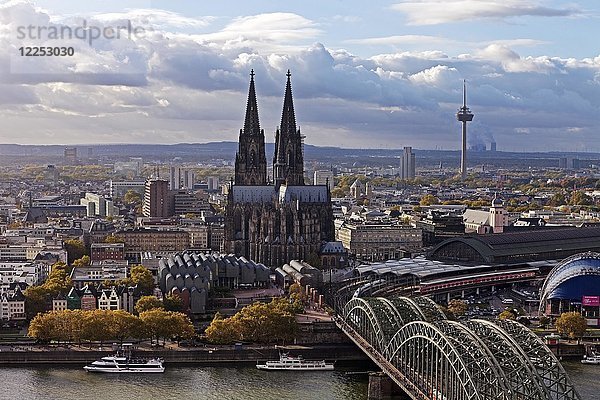 Stadtpanorama mit Kölner Dom  Hohenzollernbrücke und Rhein  Köln  Rheinland  Nordrhein-Westfalen  Deutschland  Europa