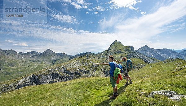 Zwei Wanderer zeigen in die Ferne  Schladminger Höhenweg  Schladminger Tauern  Schladming  Steiermark  Österreich  Europa