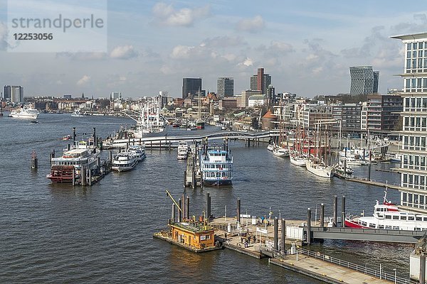 Stadtansicht mit Hafen und St. Pauli Landungsbrücken  Hamburg  Deutschland  Europa