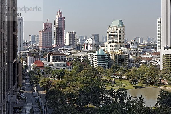 Benchasiri Park und Skyline Sukhumvit  Blick vom EM-Viertel  Khlong Toei  Bangkok  Thailand  Asien
