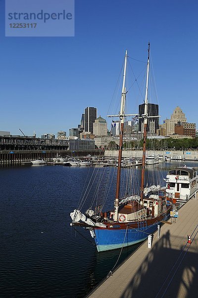 Blaues Segelboot im Hafen  Alter Hafen  Montreal  Provinz Quebec  Kanada  Nordamerika