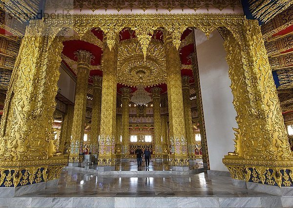 Prachtvoller Innenraum der Phra Maha Chedi Chai Mongkhon Pagode  vergoldete Säulen  Wat Pha Nam Yoi Tempel  Phuttha-Utthayan Park  Provinz Roi Et  Isan  Nordosten  Thailand  Asien