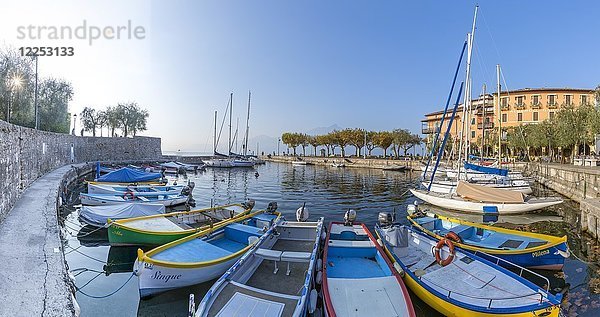 Hafen von Torri del Benaco  Gardasee  Venetien  Italien  Europa