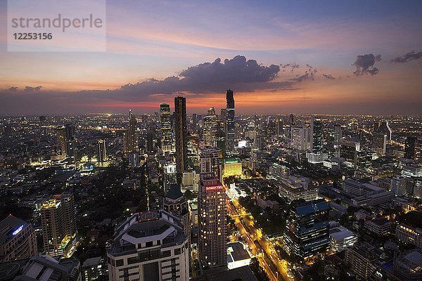 Blick vom Banyan Tree Tower  Sathon Tai Road  Abenddämmerung  Bezirk Ban Rak  Bangkok  Thailand  Asien