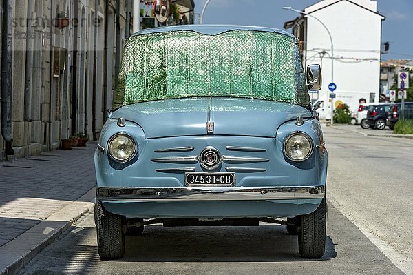 Blauer FIAT 600  Seicento  Oldtimer  mit Sonnenschutz an der Windschutzscheibe  Molise  Italien  Europa