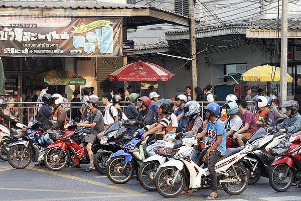 Viele Mopedfahrer warten an einer Kreuzung  Morgenverkehr in der Thanon Charoen Krung  Bang Rak  Bangkok  Thailand  Asien