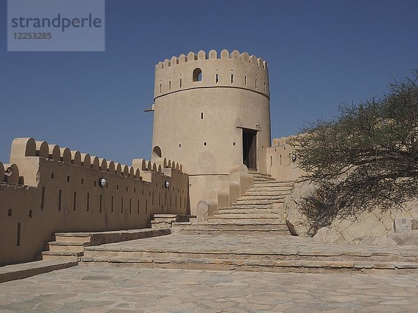 Festung Nakhl  Turm und Steinmauer mit Zinnen  Nakhl  Oman  Asien