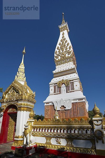Vergoldete Wand vor dem Chedi des Wat Phra That Phanom  Tempelanlage in Amphoe That Phanom  Provinz Nakhon Phanom  Isan  Thailand  Asien