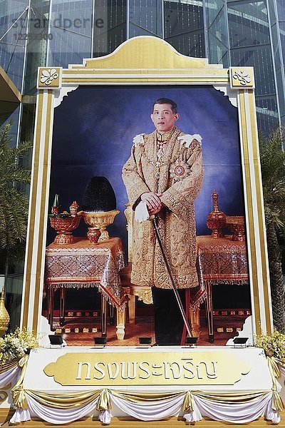 Thronfolger Kronprinz Maha Vajiralongkorn  Großplakat vor dem Einkaufszentrum Siam Paragon  Pathum Wan  Bangkok  Thailand  Asien