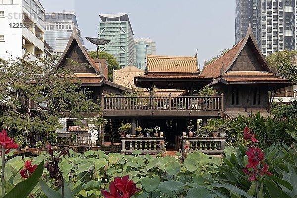 Traditionelles thailändisches Holzhaus auf Stelzen in einem modernen Viertel  M. R. Kukrits Haus  Museum  Sathorn  Bangkok  Thailand  Asien