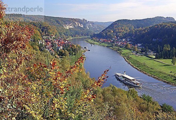 Panoramablick auf Dorf und Elbtal mit historischem Raddampfer auf der Elbe  Stadt Wehlen  Elbsandsteingebirge  Sächsische Schweiz  Sachsen  Deutschland  Europa