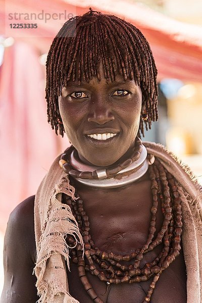 Frau vom Stamm der Hamer mit Halskette  Porträt  Turmi  Region der südlichen Nationen  Nationalitäten und Völker  Äthiopien  Afrika