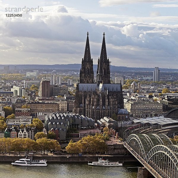 Stadtpanorama mit Kölner Dom  Hohenzollernbrücke und Rhein  Köln  Rheinland  Nordrhein-Westfalen  Deutschland  Europa