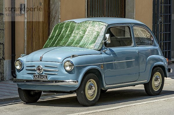 Blauer FIAT 600  Seicento  Oldtimer  mit Sonnenschutz an der Windschutzscheibe  Molise  Italien  Europa
