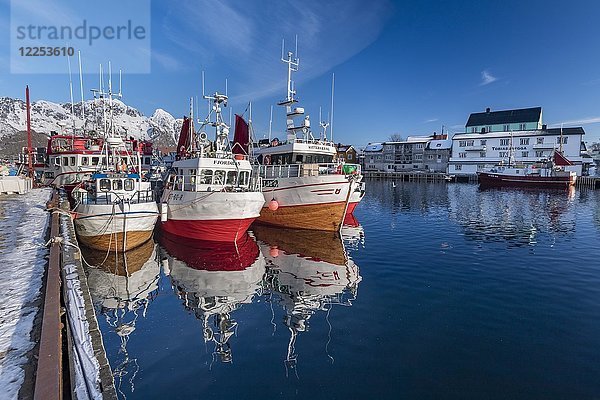 Fischerboote im Hafen von Henningsvaer  Lofoten  Norwegen  Europa