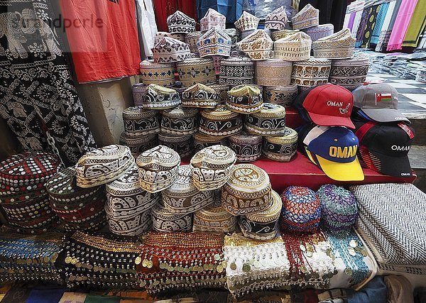 Geschäft mit traditionellen und modernen Kopfbedeckungen  Souk von Matrah  Muscat  Oman  Asien