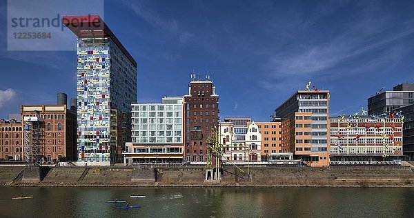 Skyline Kleintransporter mit Colorium Gebäude mit Innside Hotel  Roggendorf Haus mit Flossi Figuren  Düsseldorf  Nordrhein-Westfalen  Deutschland  Europa