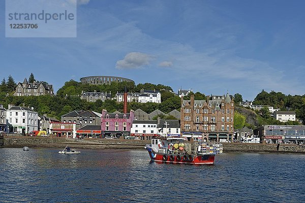 Hafen und Stadtzentrum mit McCaig's Tower  Oban  Argyll und Bute  Schottland  Großbritannien