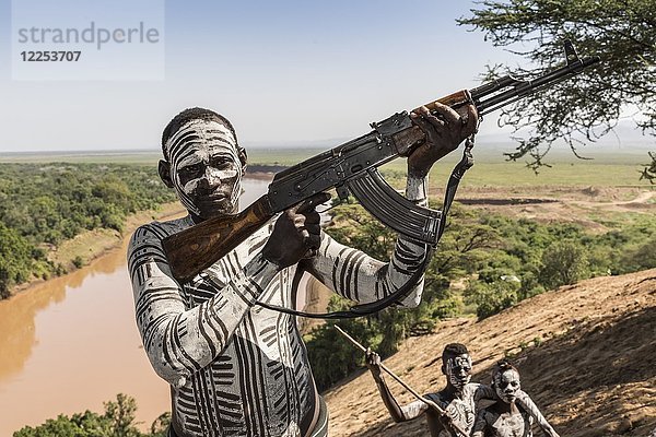 Krieger mit Gewehr  Kalaschnikow  AK47  Karo-Stamm  hinterer Oma-Fluss  Region der südlichen Nationen und Völker  Äthiopien  Afrika